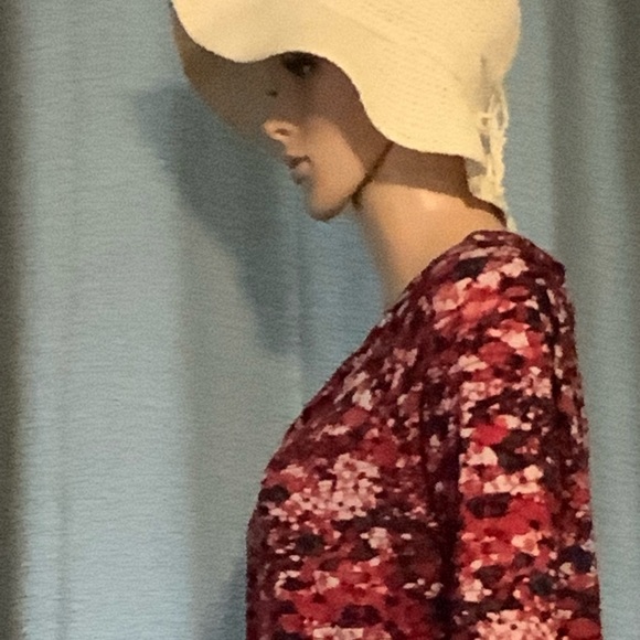 New woman’s top. - Picture 4 of 5